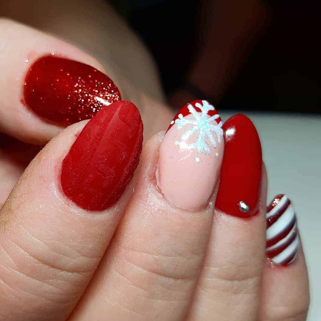 Christmas-Themed Red Nails