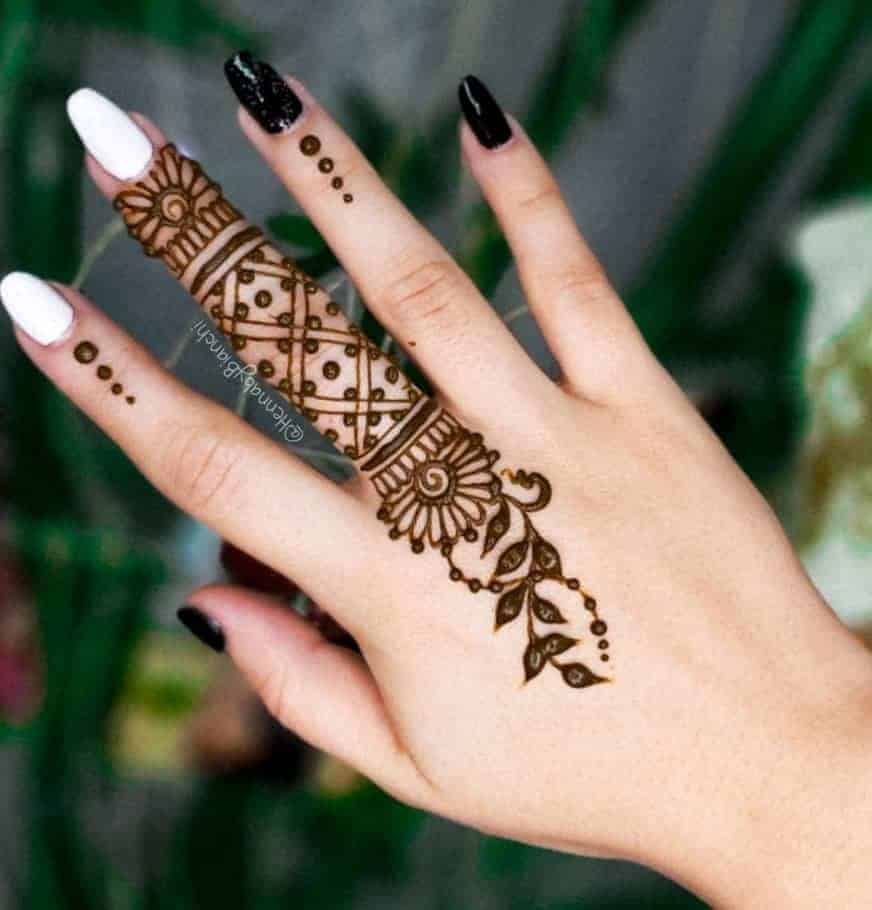 Feature Finger Henna Tattoo