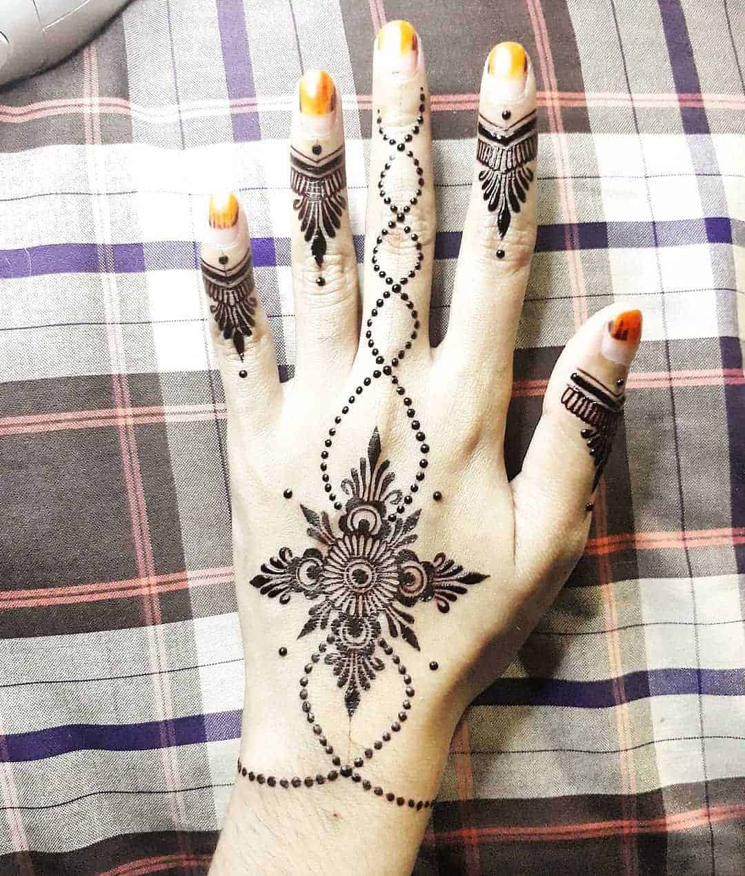 Inverted Feature Finger Henna Tattoo