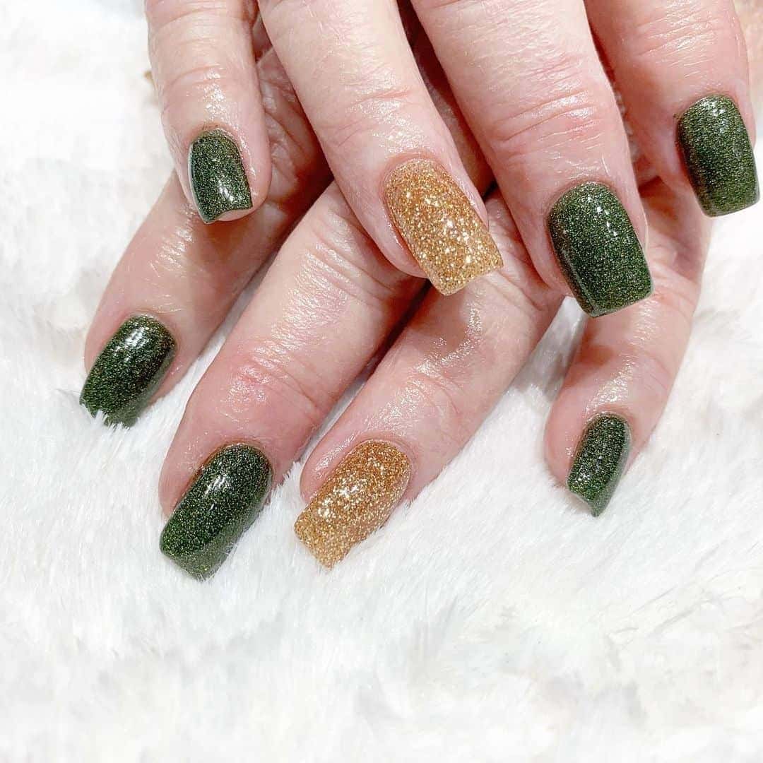 Glittery Gold and Green Christmas Nails