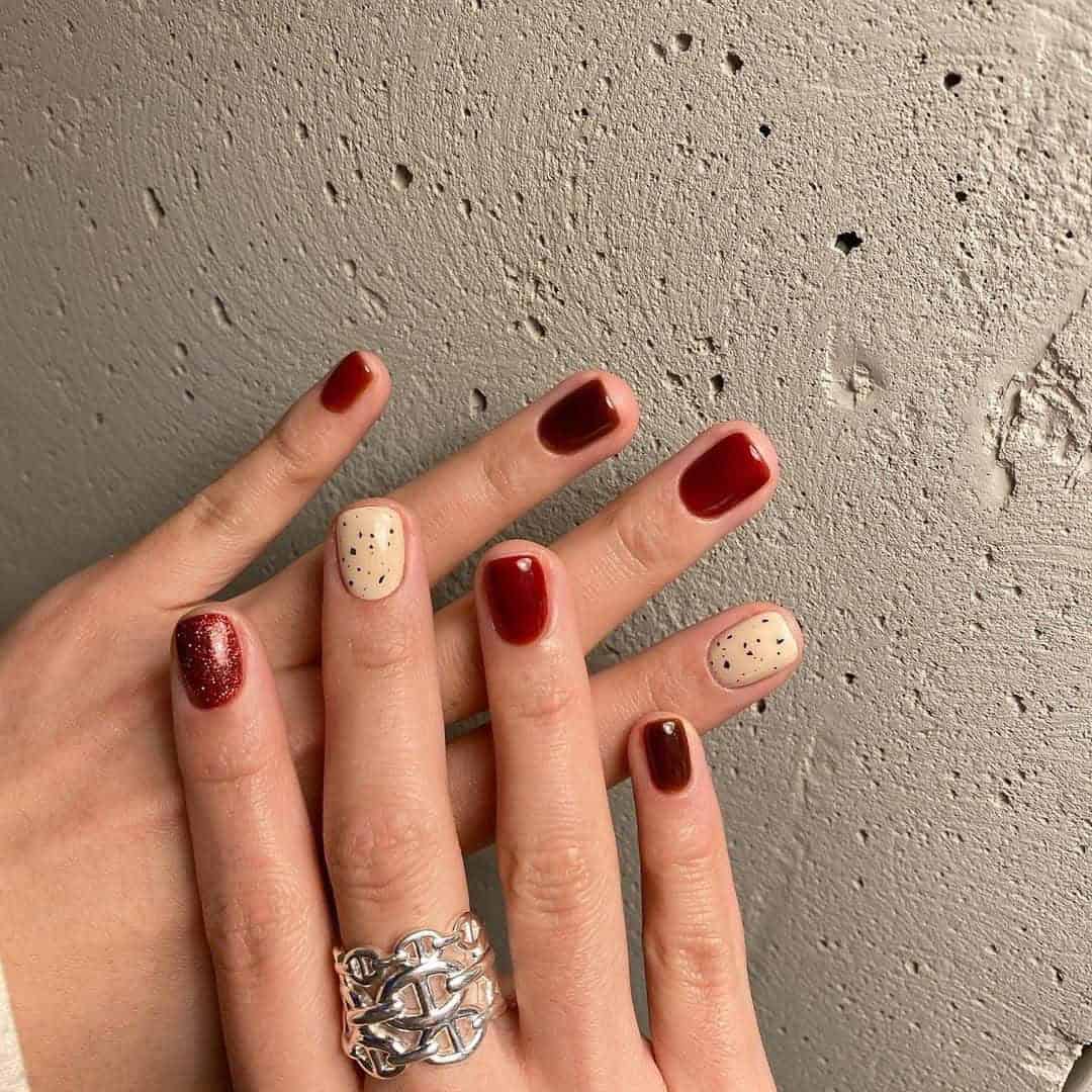 Understated Christmas-Colored Nails